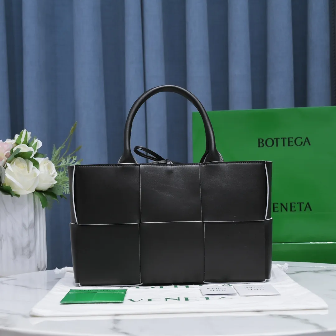 Batch 1760 medium arco, BottegaVeneta# official website latest cowhide leather with inner sheepskin SLIP tote handbag, and the logo has been changed to the side panel😍The oversized woven design really makes it a huge gap from ordinary tote bags🔗🔗Different color combinations inside and outside ⛓Daniel Lee leads the brand's DNA to continue to evolve with fresh inspiration🧬🧬showing a balanced style of luxury and reality👉: 30*20*12 Model: 9893#